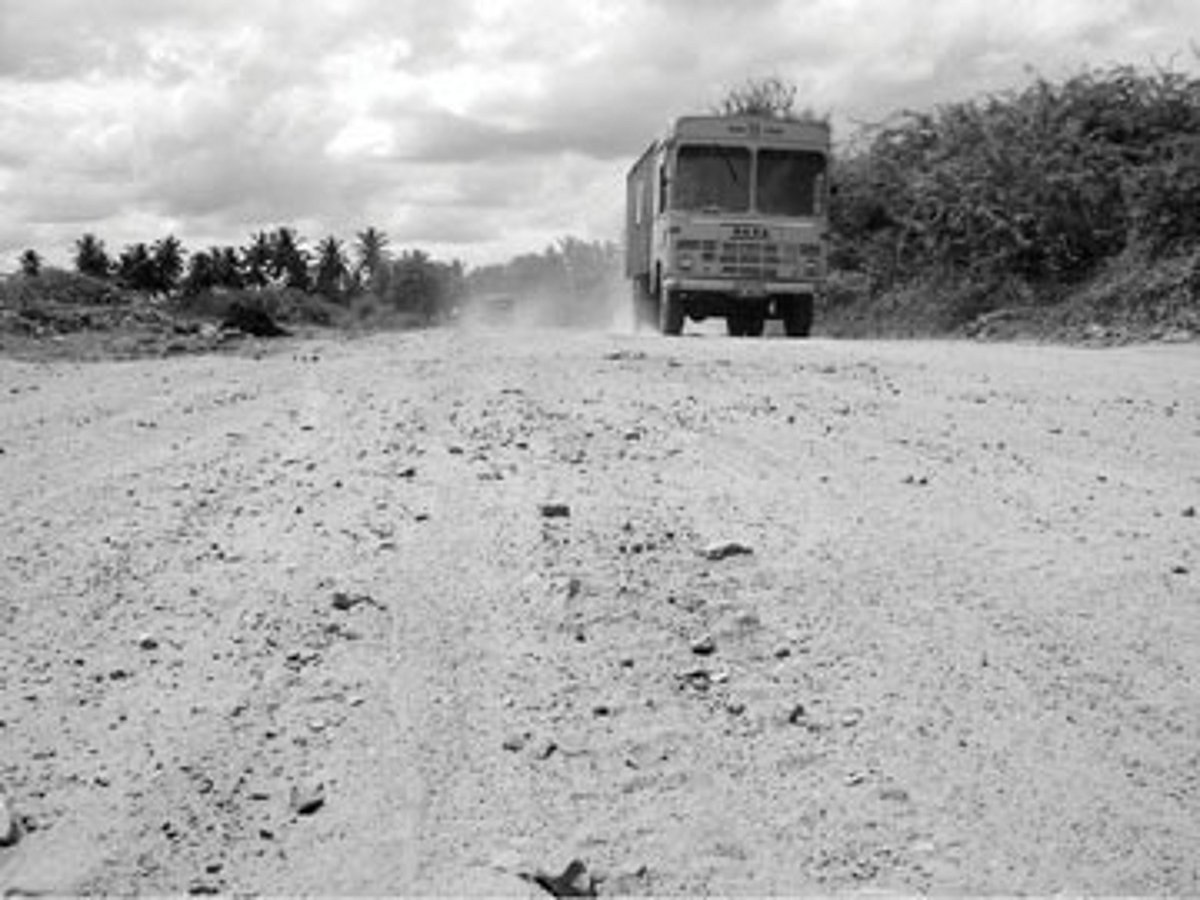 திருப்பத்தூர்-ஊத்தங்கரை வரை மண்சாலையாக மாறிவரும் தார்சாலை!