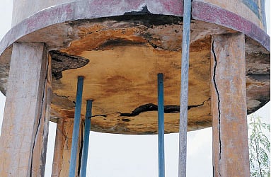 இடிந்து விழ காத்திருக்கும் மேல்நிலை நீர்த்தேக்கத் தொட்டி!