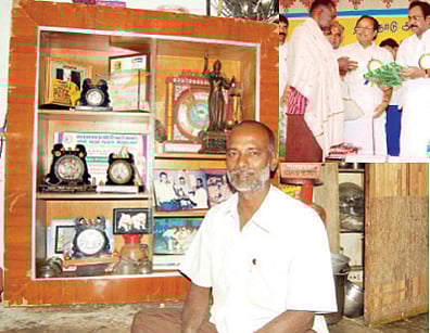 கழிப்பறை சுத்தம் செய்து கல்விப் பணி!