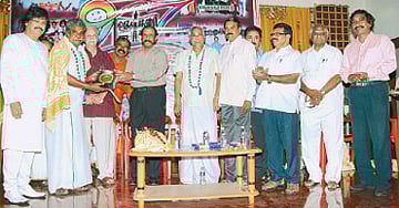 கொண்டாட்டம்: புன்னகையில் ஒளிர்ந்த முகங்கள்!