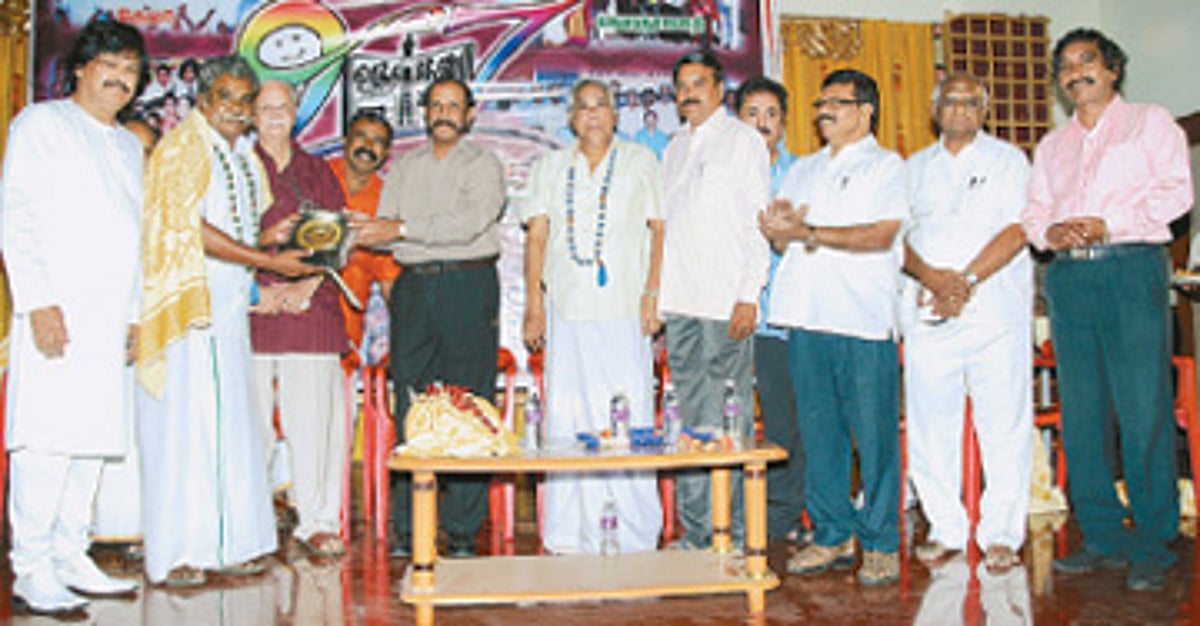 கொண்டாட்டம்: புன்னகையில் ஒளிர்ந்த முகங்கள்!