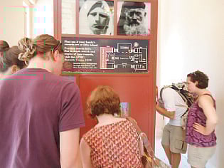 ஆப்பிள் தேசம்-22: மூதாதையர்களைத் தேடுகிறார்கள்!