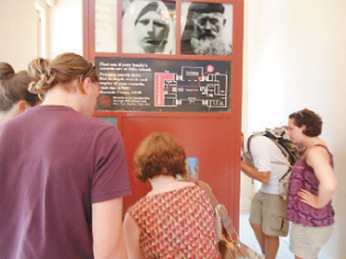 ஆப்பிள் தேசம்-22: மூதாதையர்களைத் தேடுகிறார்கள்!