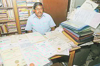 23 முதுகலை பட்டம் முடித்துள்ள சாதனையாளர்