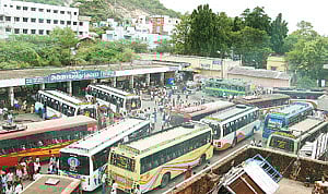 இடநெருக்கடியில் சிக்கித் தவிக்கும் திருத்தணி பஸ் நிலையம்!