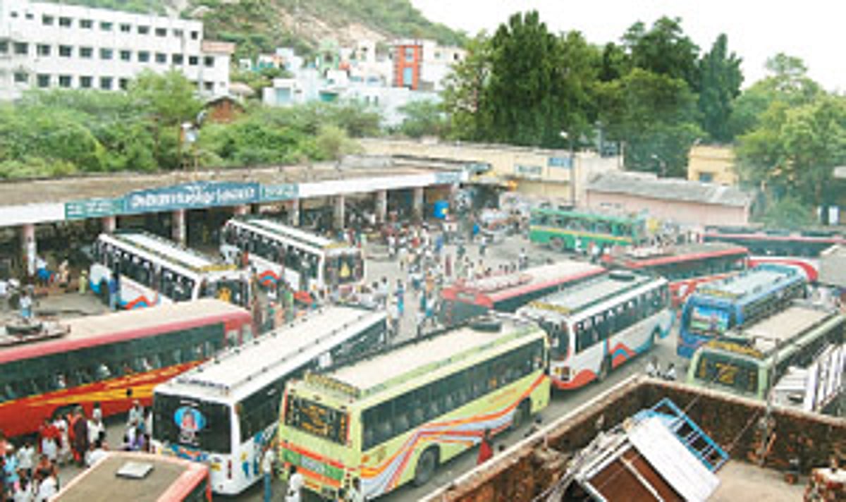 இடநெருக்கடியில் சிக்கித் தவிக்கும் திருத்தணி பஸ் நிலையம்!