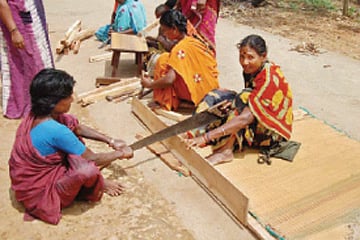 பெண்கள் தயாரிக்கின்றனர்! ஆண்கள் விற்கின்றனர்!