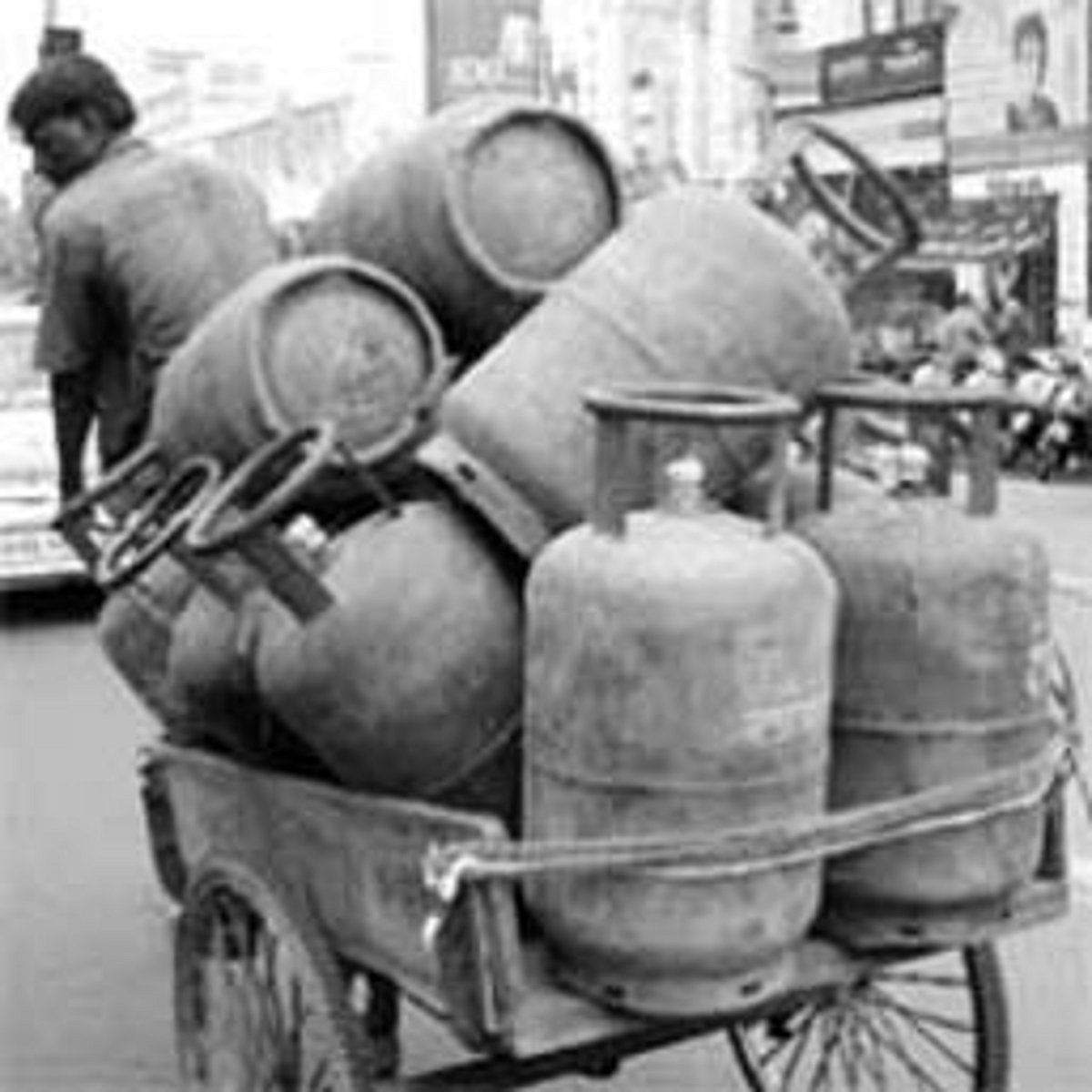 சமையல் எரிவாயு சிண்டர் தட்டுப்பாட்டுக்கு காரணம் என்ன?