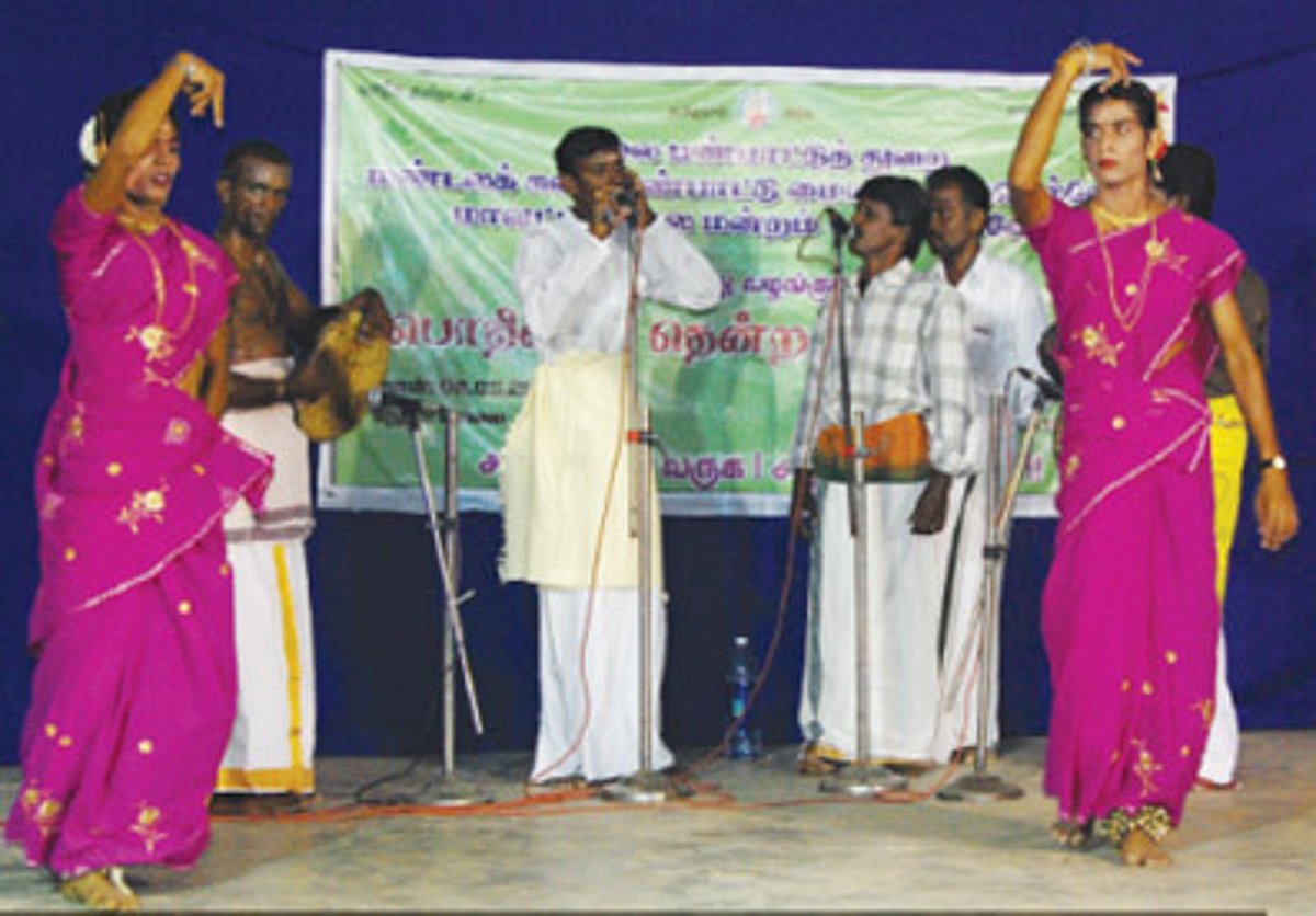 சொல்லிக் கொடுக்காமல்ஆடுவது கணியான் கூத்து!