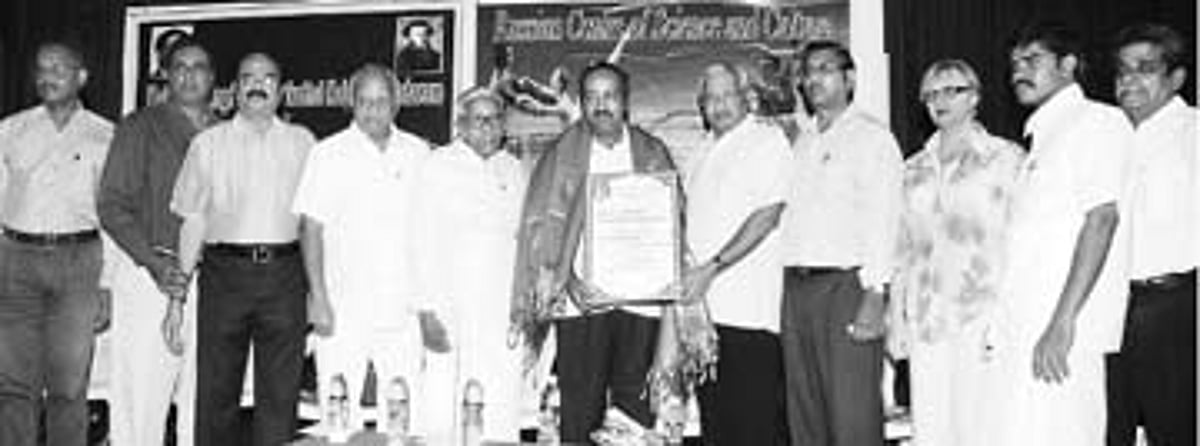 "தமிழ் ஒளிக்கு தனி இடம்'