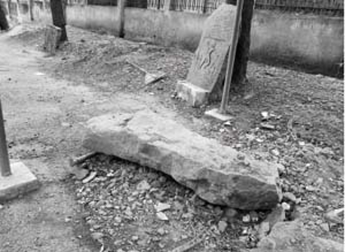 அதியமான் கோட்டையில் ஓர் அவலம்: தரையில் கிடக்கும் 800 ஆண்டு பொக்கிஷங்கள்!