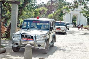 காவலர்களின் வாகன நிறுத்தமாக மாறிய பாரதி பூங்கா