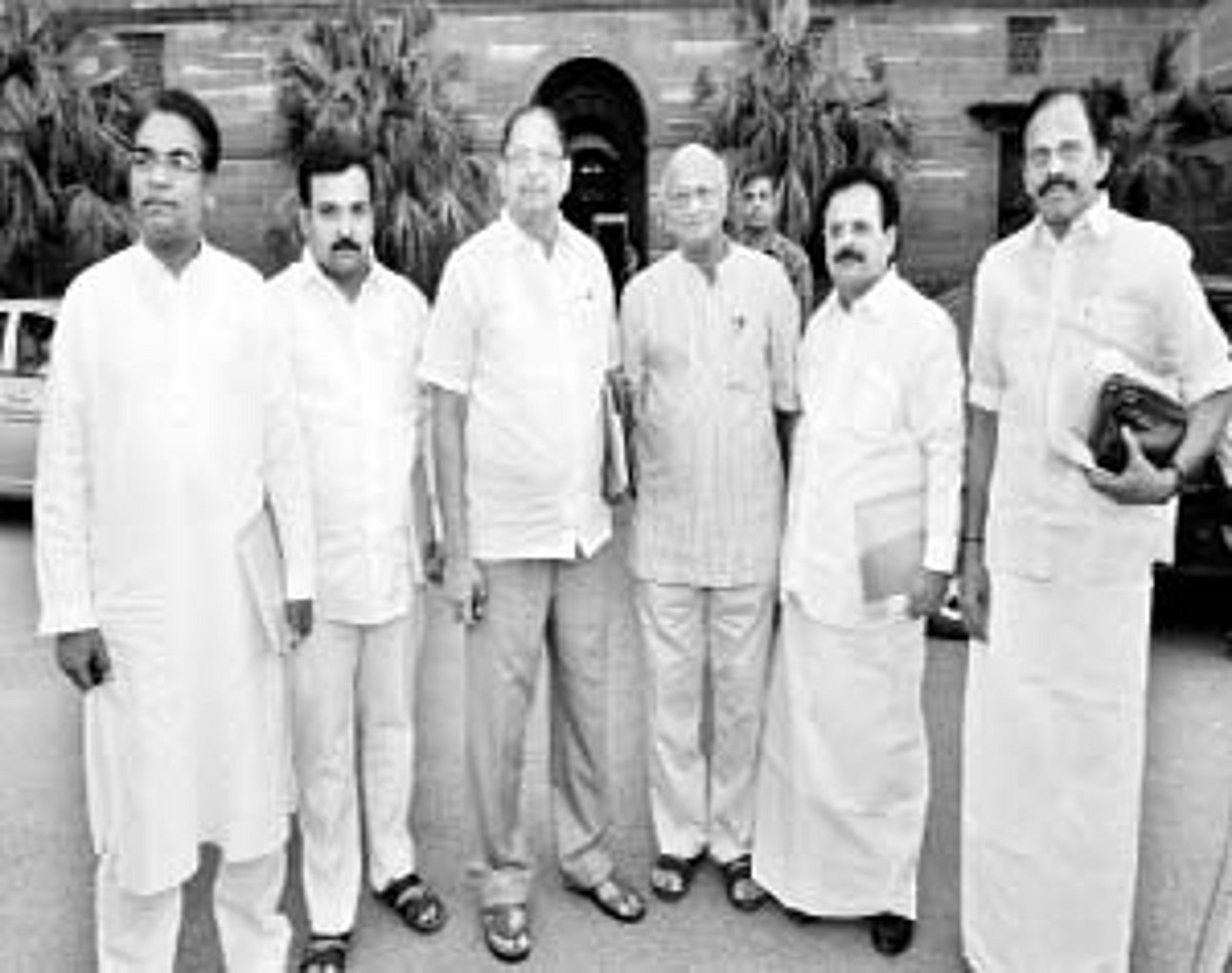 இலங்கைப் பயணத் திட்டத்தை மாற்ற எம்.பி.க்கள் குழு வலியுறுத்தல்