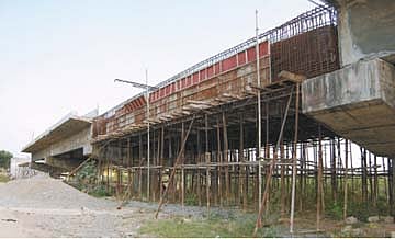 பாதியில் நிறுத்தப்பட்ட நந்தி ஆறு மேம்பாலப் பணி: வாகன ஓட்டிகள் அவதி