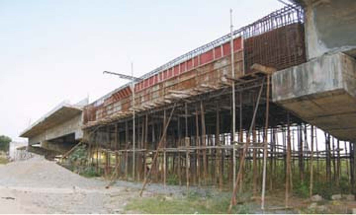 பாதியில் நிறுத்தப்பட்ட நந்தி ஆறு மேம்பாலப் பணி: வாகன ஓட்டிகள் அவதி