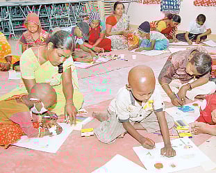 நம்பிக்கையின் பிடியில் இவர்களின் தூரிகைகள்...