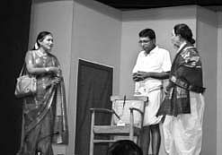 நாடக விமர்சனம்: வாழ்க்கை விசித்திரமானது!