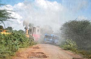 புகையைக் கக்கும் "தார்' ஆலைகள்: விழிக்குமா மாசு கட்டுப்பாட்டு வாரியம்?