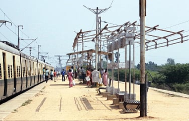 அடிப்படை வசதிகளின்றி ஒரு ரயில் நிலையம்