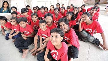 அனாதைக் குழந்தைகளுக்கு யார் இருக்கிறார்கள்?