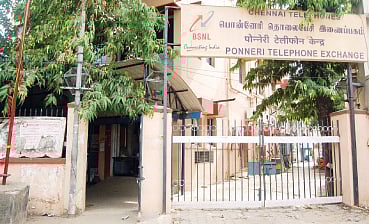 மாதக் கணக்கில் இயங்காத தொலைபேசிகள்