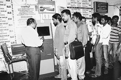 ரயில் பயணச் சீட்டுகள் தமிழில் இல்லை: பயணிகள் சிரமம்