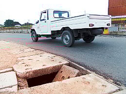 சர்வீஸ் சாலையில் பள்ளங்கள்