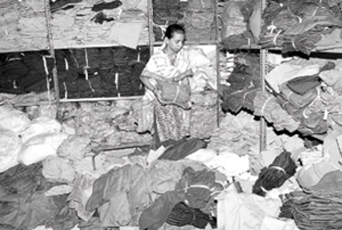 ரூ.100 கோடி மதிப்பிலான பள்ளிச் சீருடைகள் தேக்கம்