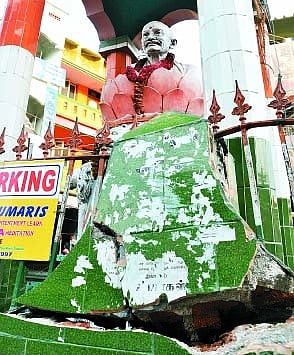 பராமரிப்பின்றி பாழாகும் காந்தி சிலை