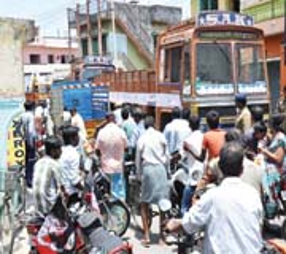 சாலை ஆக்கிரமிப்பால் போக்குவரத்து நெரிசல்