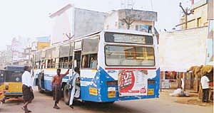 பஸ் நிலையத்துக்குள் வராமல் செல்லும் மாநகர பஸ்கள்: பயணிகள் அவதி