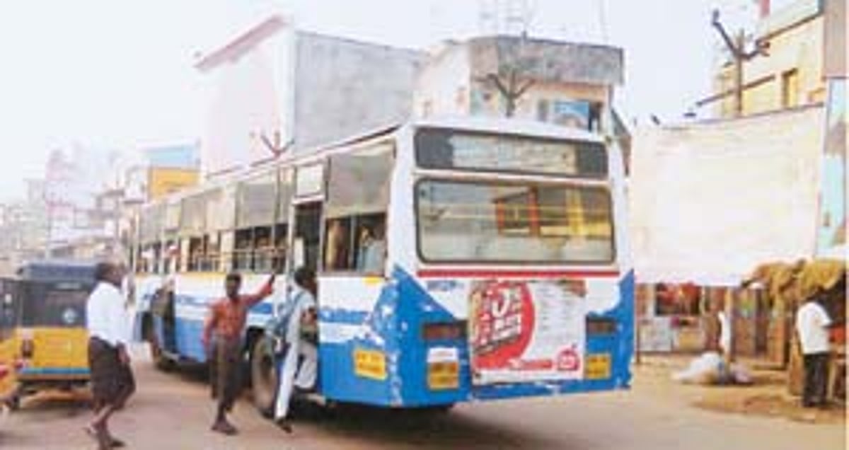 பஸ் நிலையத்துக்குள் வராமல் செல்லும் மாநகர பஸ்கள்: பயணிகள் அவதி