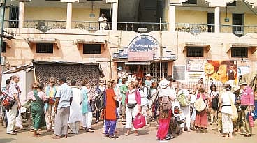 அடிப்படை வசதிகளின்றி சுற்றுலாப் பயணிகள் அவதி