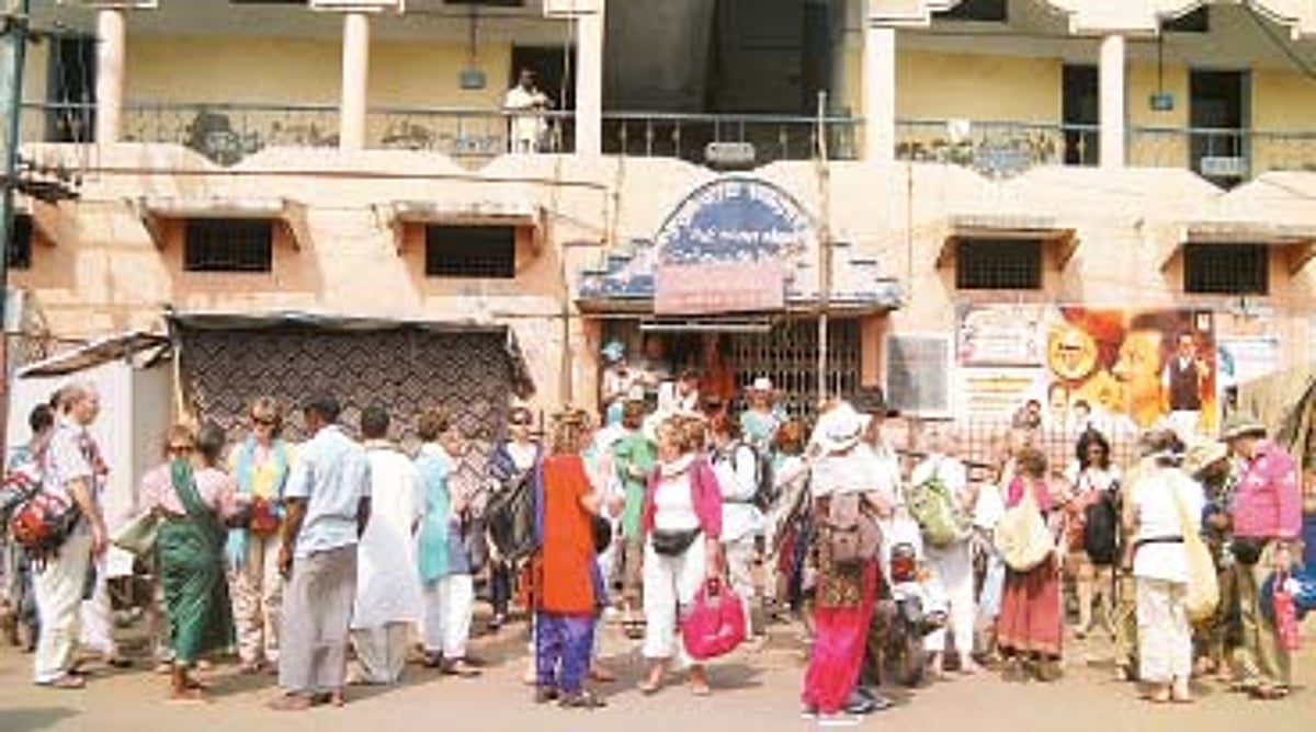 அடிப்படை வசதிகளின்றி சுற்றுலாப் பயணிகள் அவதி