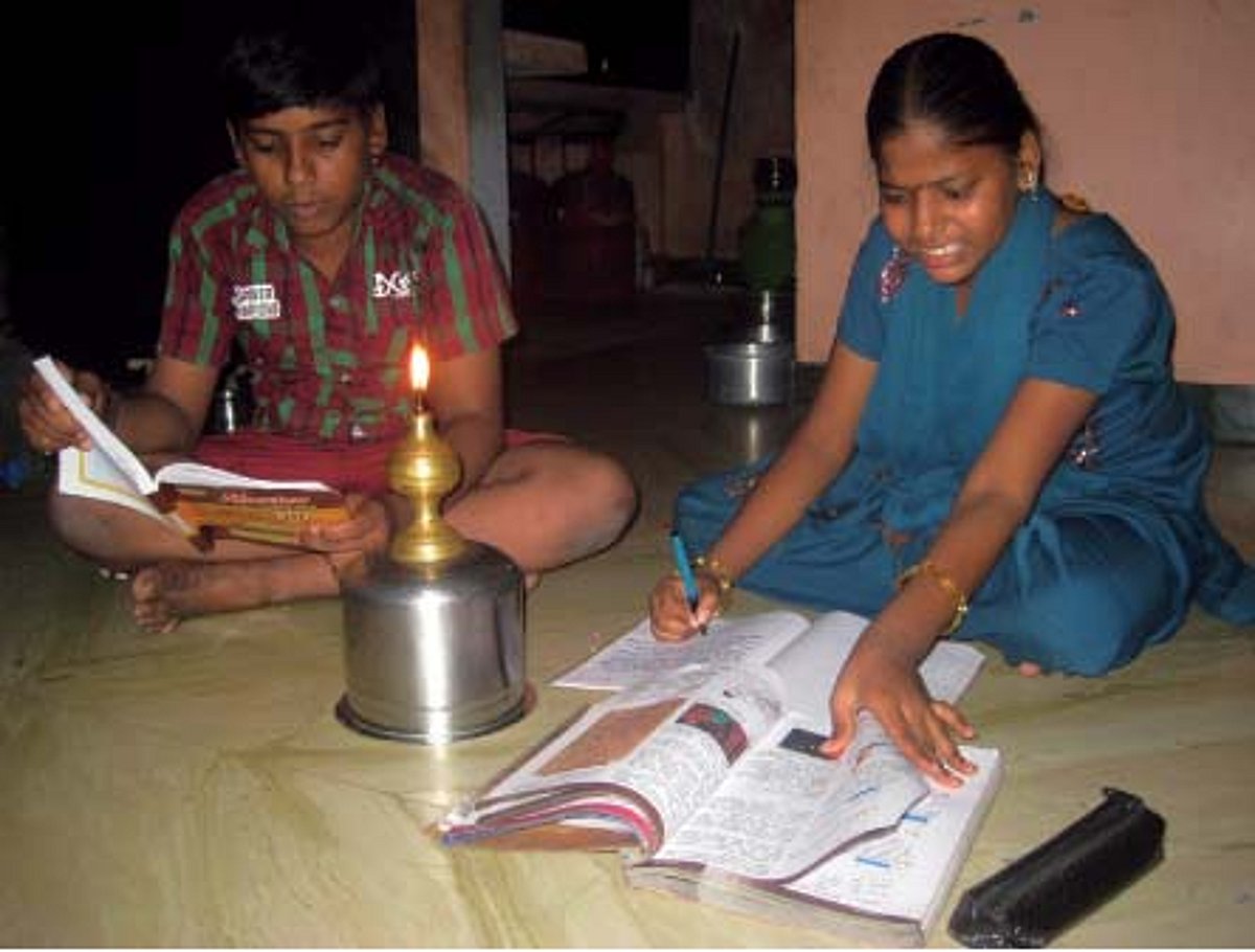 பொதுத் தேர்வுக்கு படிக்கும் மாணவர்கள் அவதி