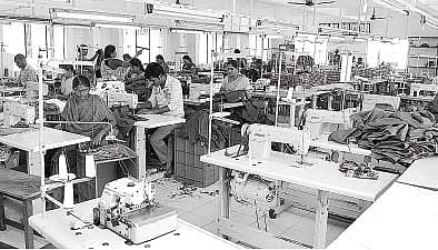 டெய்லர்கள் இன்றித் தவிக்கும் ஆயத்த ஆடை உற்பத்தி நிறுவனங்கள்