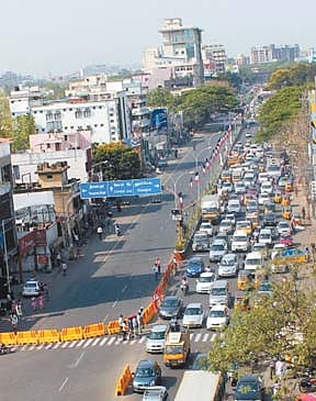 போக்குவரத்து மாற்றம்: அண்ணா சாலையில் குழப்பம்