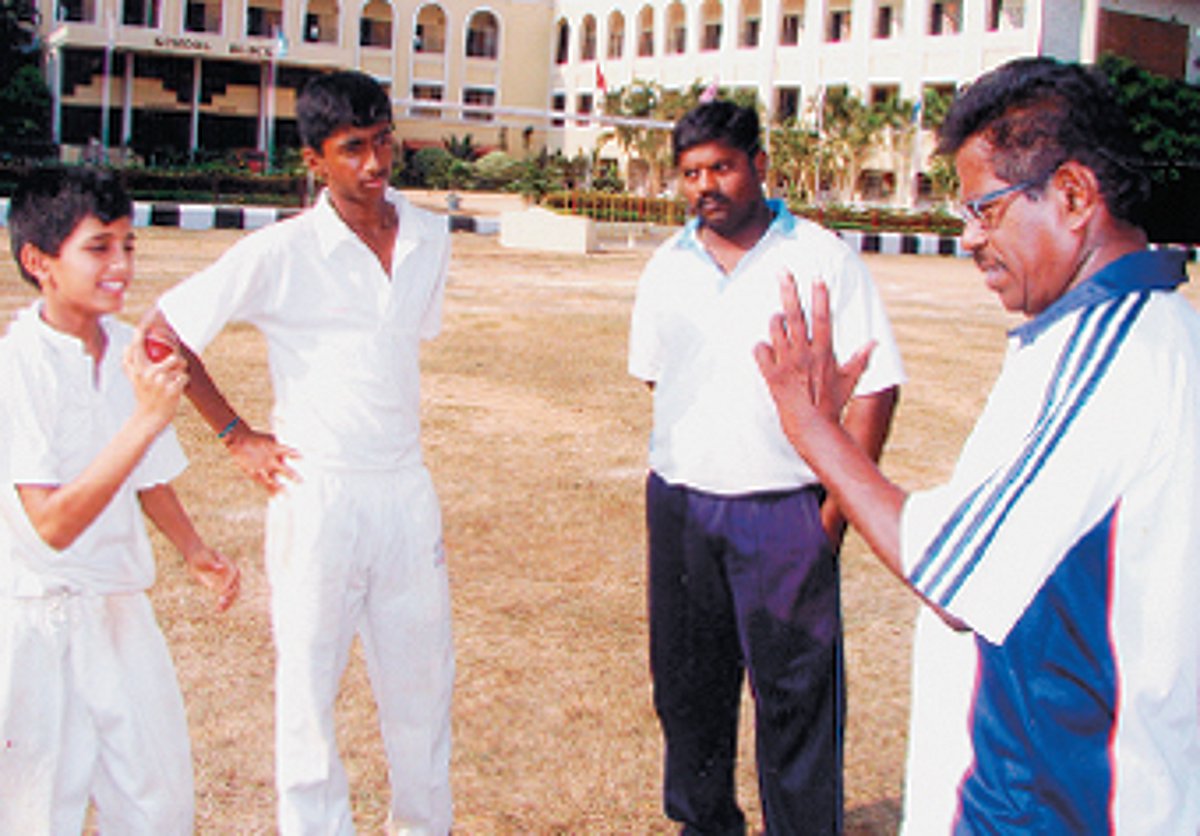 விளையாட்டு: கிரிக்கெட் 'கில்லி'களை உருவாக்கும் குரு!