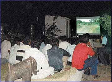 கொஞ்​சம் நிலவு...​ கொஞ்​சம் உணவு...​ நிறைய சினிமா!