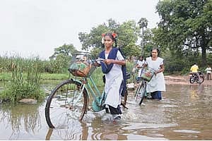ஆற்றைக் கடக்க அவதிப்படும் 30 கிராமங்கள்