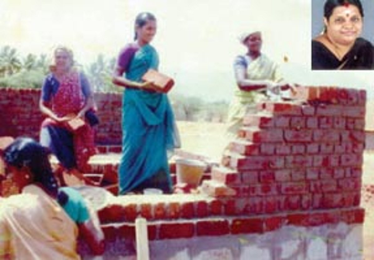 பெண் கொத்தனார்கள் தயார்!