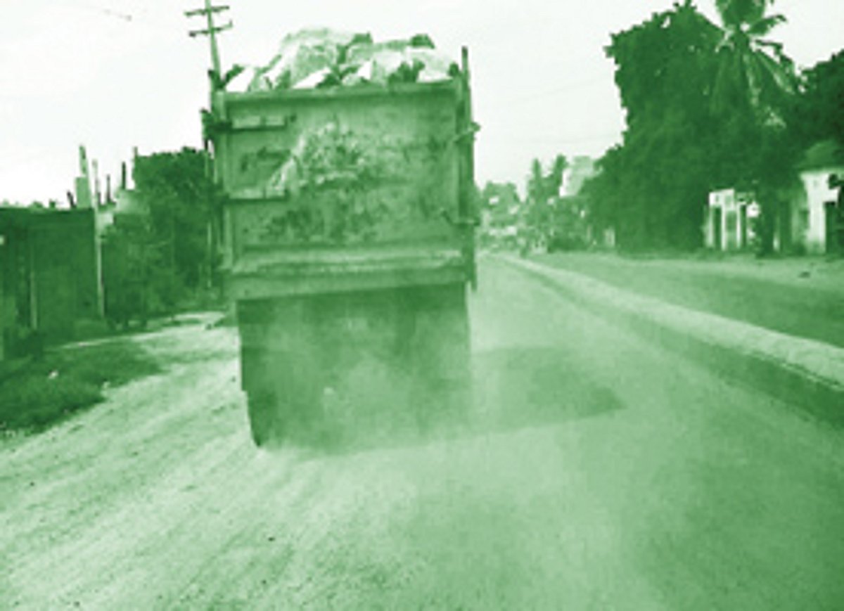 புழுதி பறக்கும் சாலை: திணறும் வாகன ஓட்டிகள்