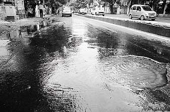 வழிந்தோடும் கழிவுநீர்...