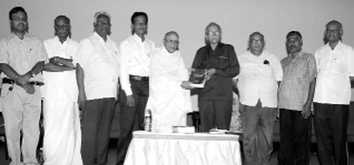 நாவலர் அறிஞர்! வள்ளலார் சான்றோர்!