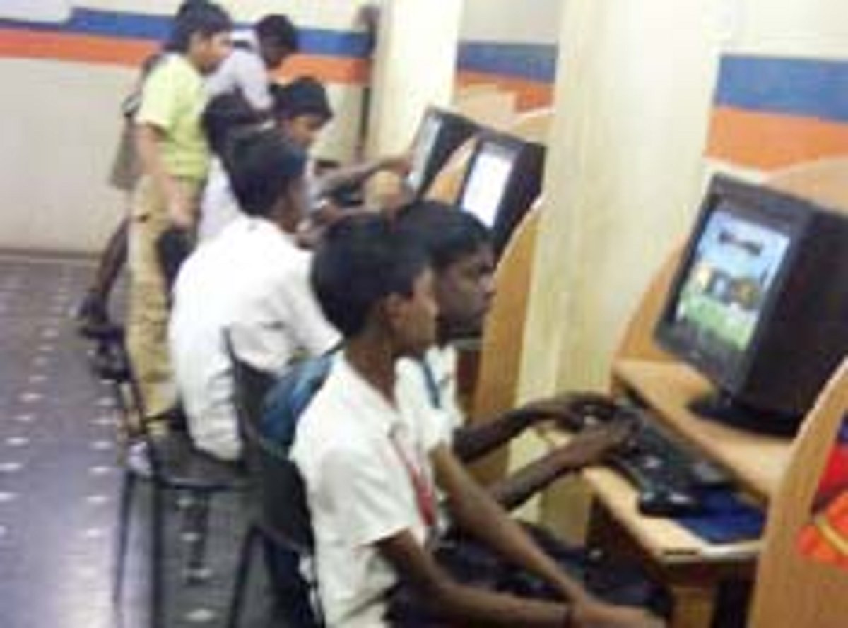 புற்றீசல் போல் இணையதள மையங்களில் குவியும் பள்ளி மாணவர்கள்