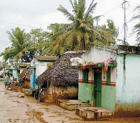 அடிப்படை வசதிக்கு ஏங்கும் கிளிக்கோடி கிராமம்