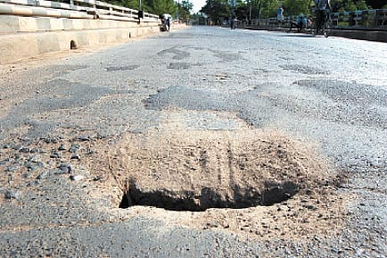 வலுவிழந்த நிலையில் உள்ள புவனகிரி வெள்ளாற்றுப் பாலம்