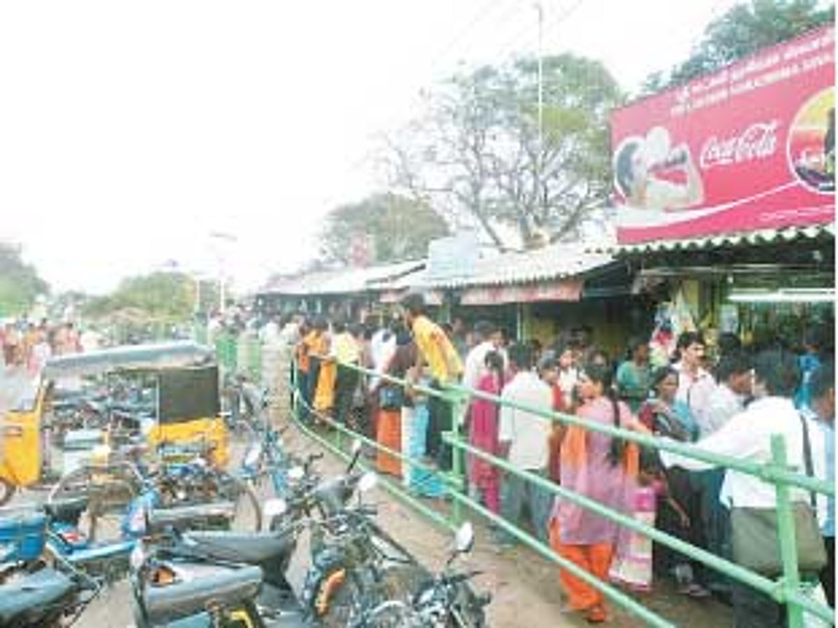 மாமல்லபுரம் கடற்கரைக் கோயில் அருகே சுற்றுலாப் பயணிகள் நெரிசலில் சிக்கித் தவிப்பு