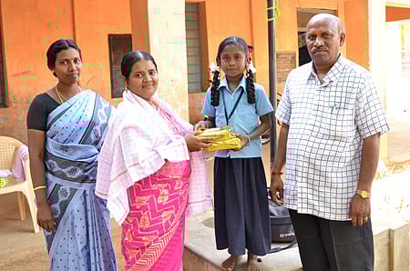 ஆசிரியர்களுக்கு பரிசு வழங்கி கௌரவித்த ஏழை மாணவர்கள்