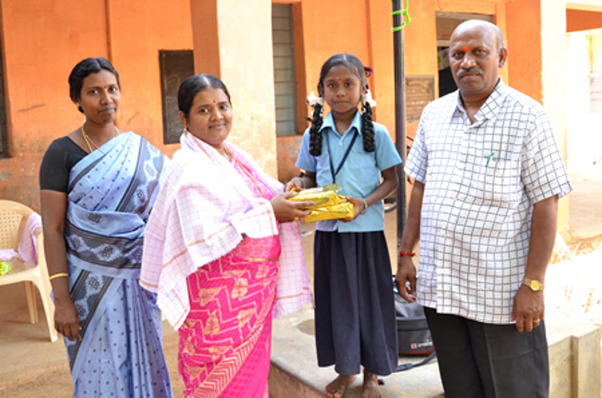 ஆசிரியர்களுக்கு பரிசு வழங்கி கௌரவித்த ஏழை மாணவர்கள்